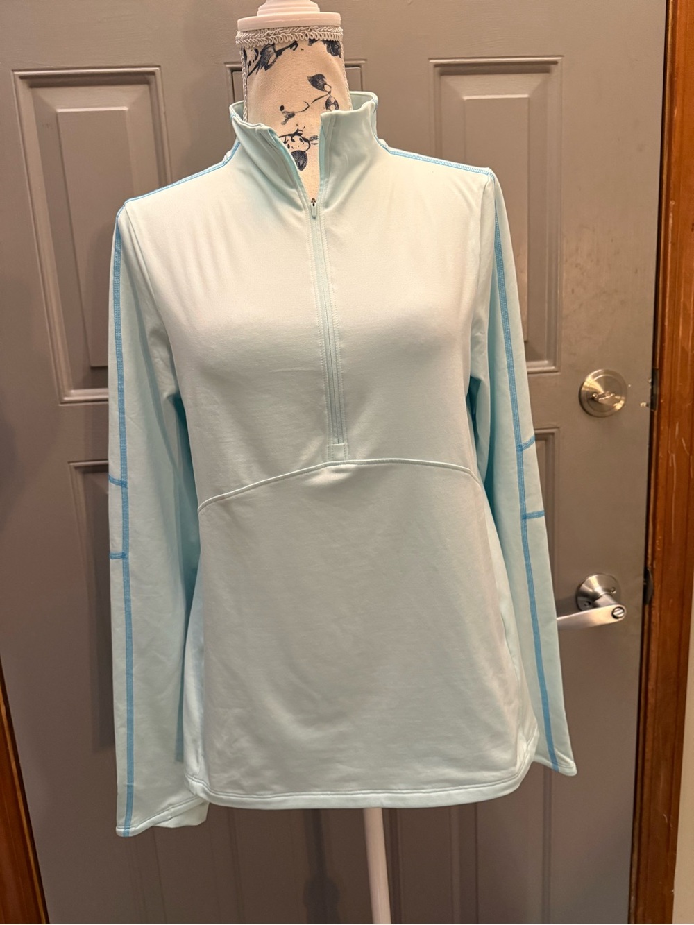 Under Armour Light Blue Women's 1/4 Zip Pullover(m) Tiffany blue two tone